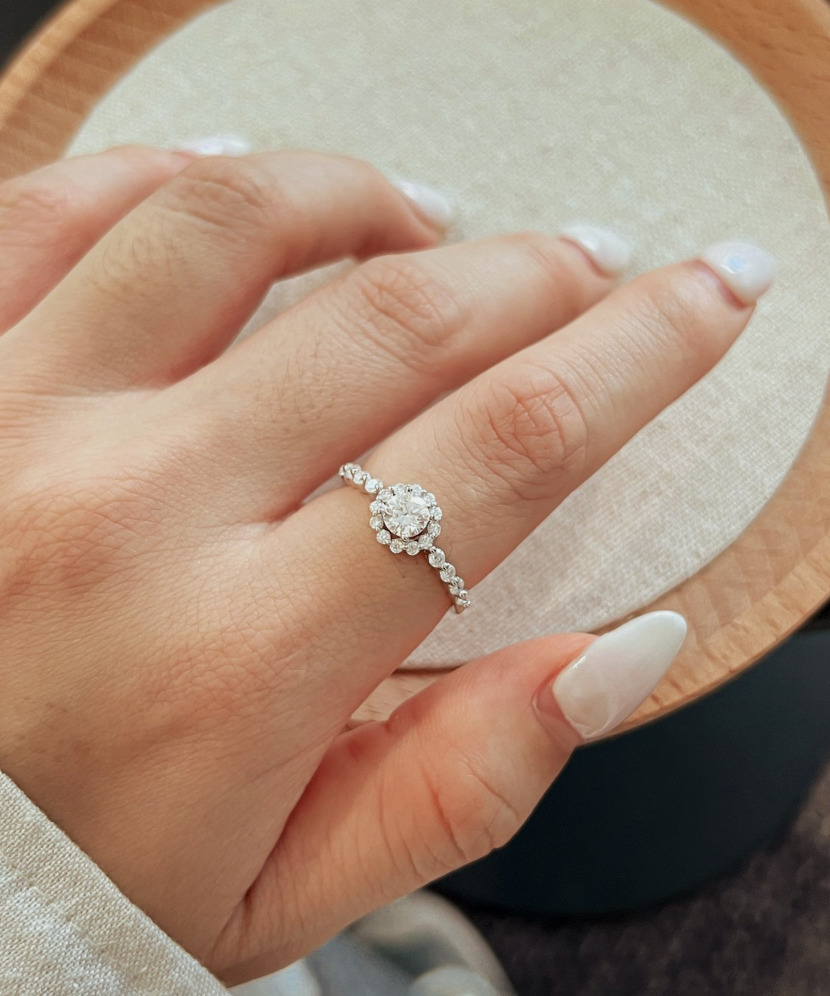 Hopeinen sormus moissaniiteilla 0.86ct