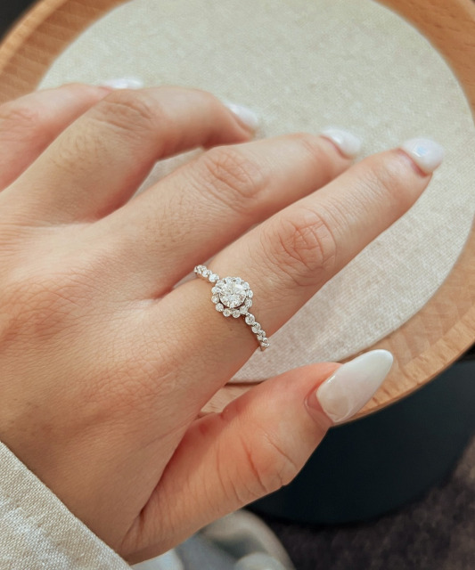 Hopeinen sormus moissaniiteilla 0.86ct