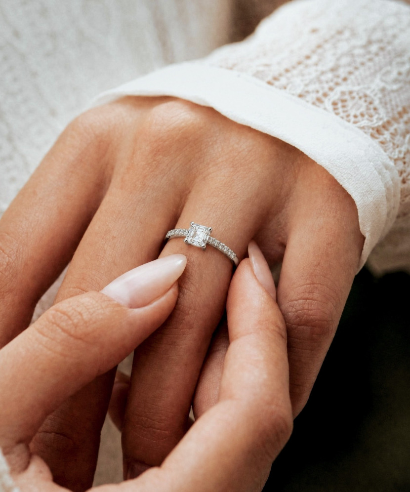 Silver ring with moissanites 1CT