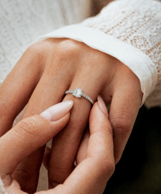 Silver ring with moissanites 1CT