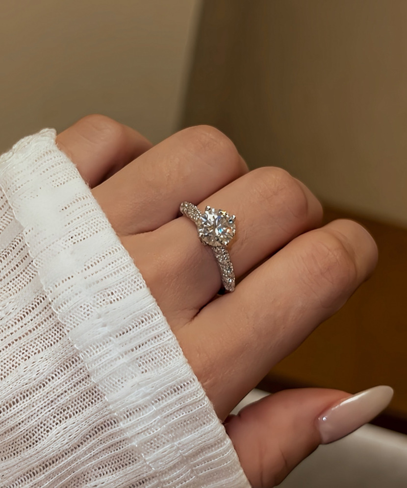 Silver ring with moissanites 2ct