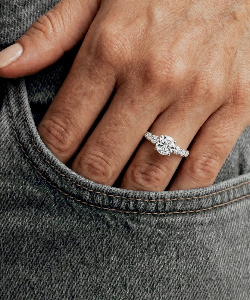 Hopeinen sormus moissaniiteilla 4.6ct