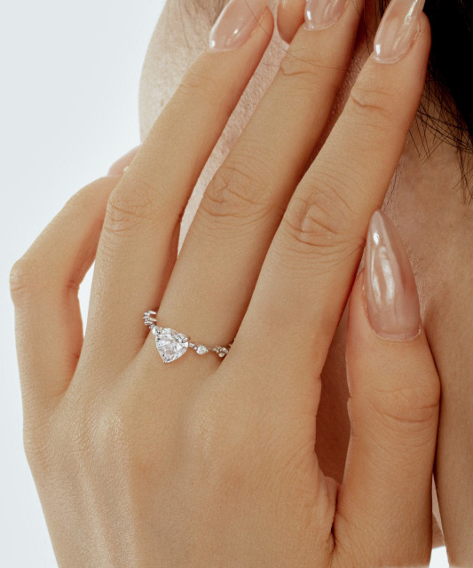 Hopeinen sormus moissaniiteilla “Sydän” 1.2ct