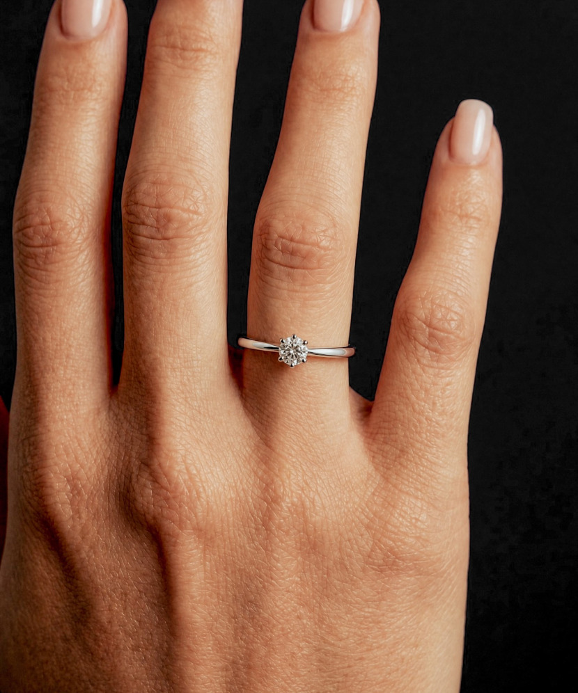Hopeinen sormus moissaniitilla 0.5ct