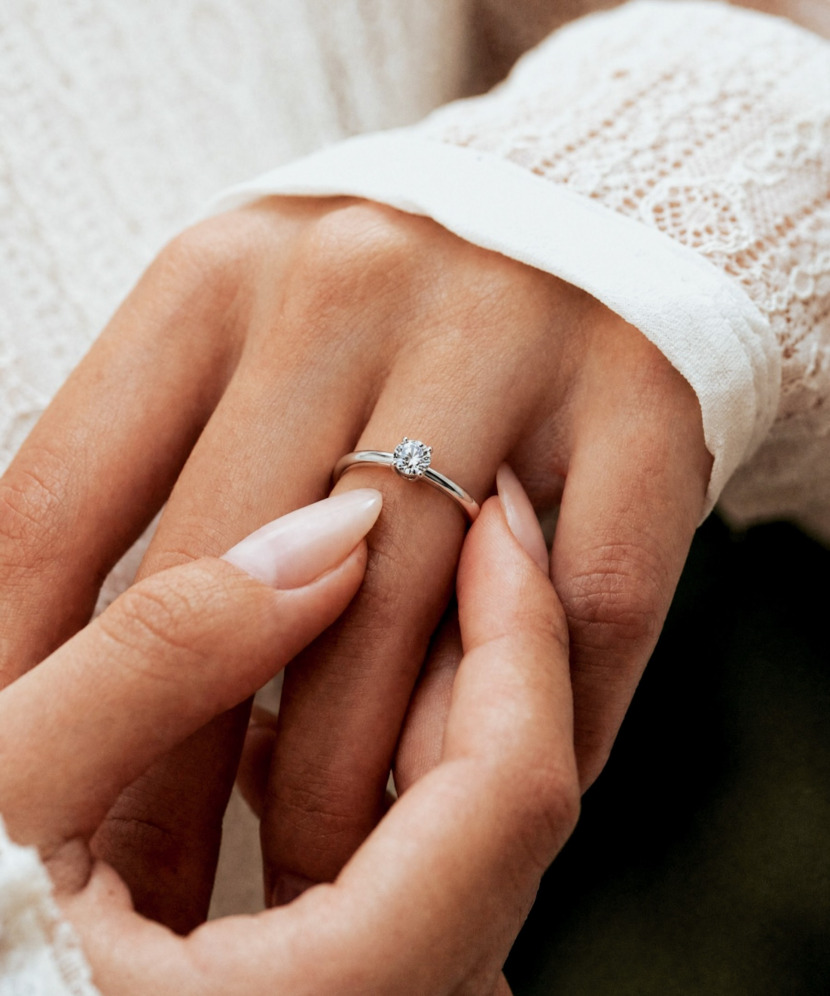 Hopeinen sormus moissaniitilla 0.5ct