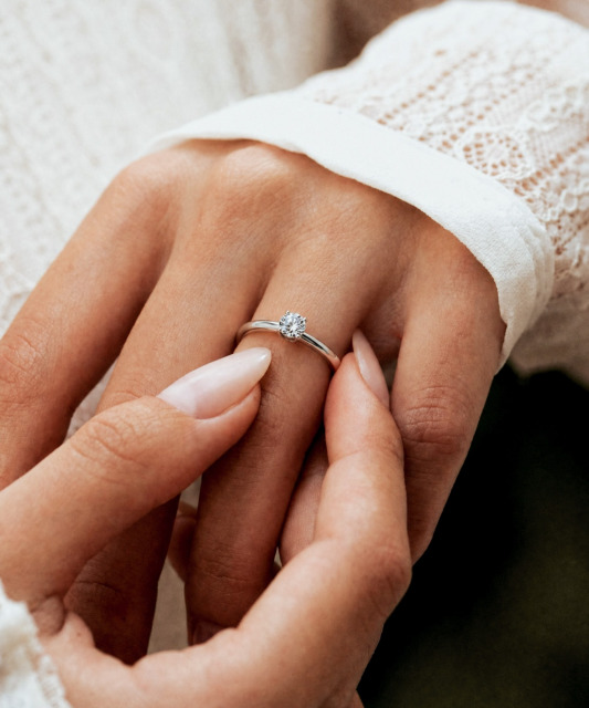 Hopeinen sormus moissaniitilla 0.5ct