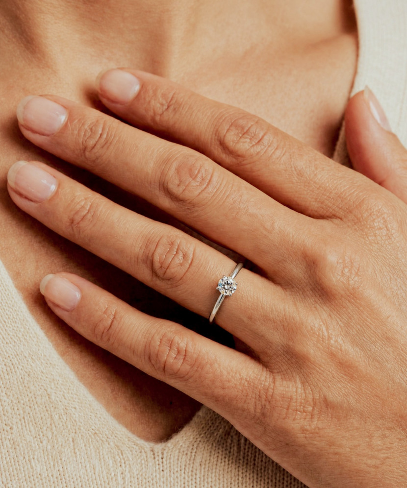 Hopeinen sormus moissaniitilla 0.5ct
