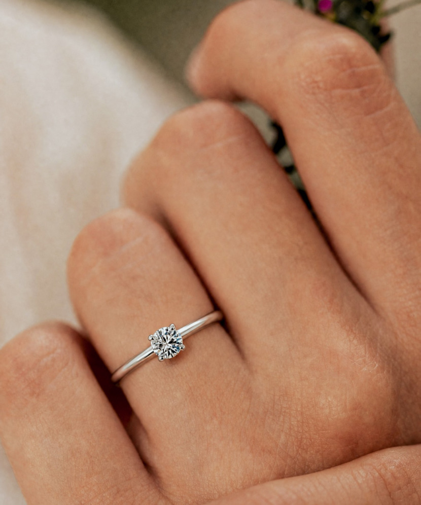 Hopeinen sormus moissaniitilla 0.5ct