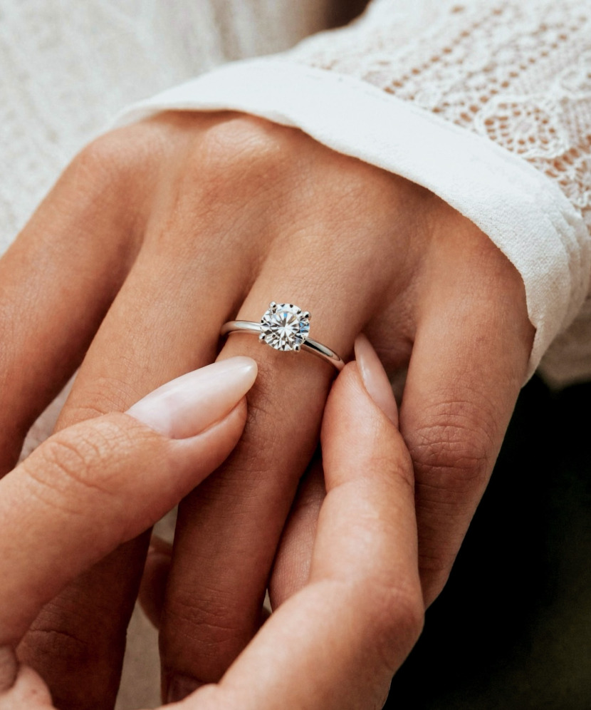 Silver ring with moissanite 2ct