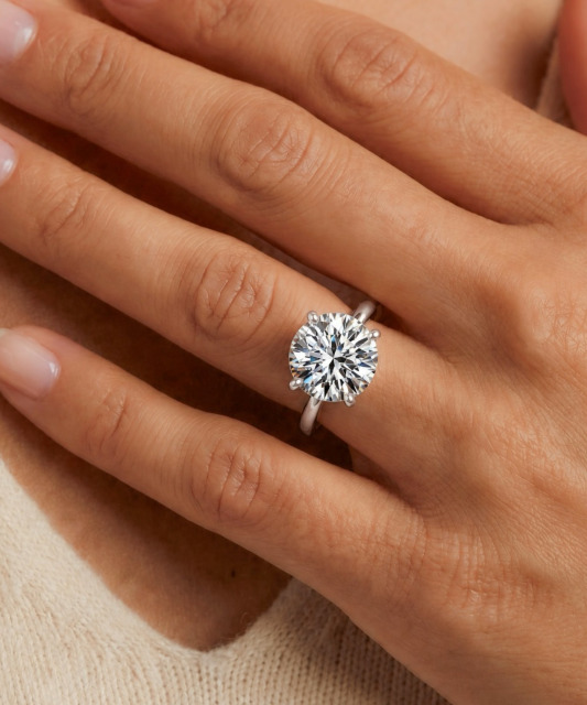 Hopeinen sormus moissaniitilla 5ct