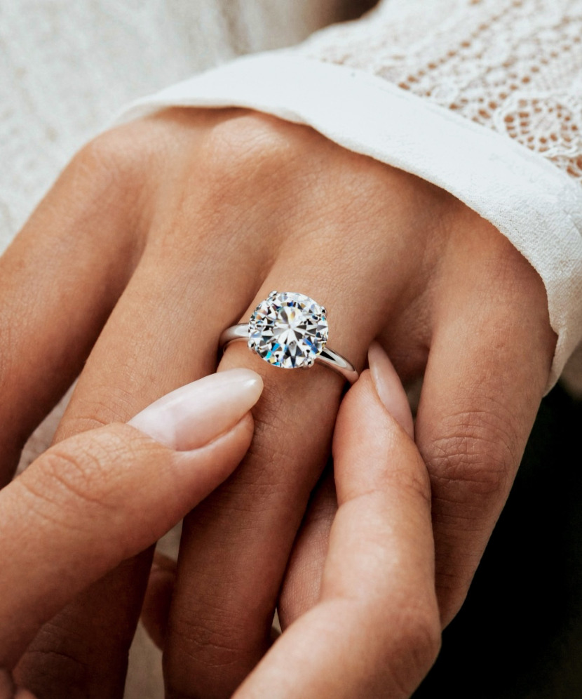 Hopeinen sormus moissaniitilla 5ct