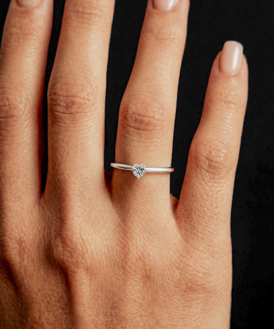 Hopeinen sormus moissaniitilla 0.3ct