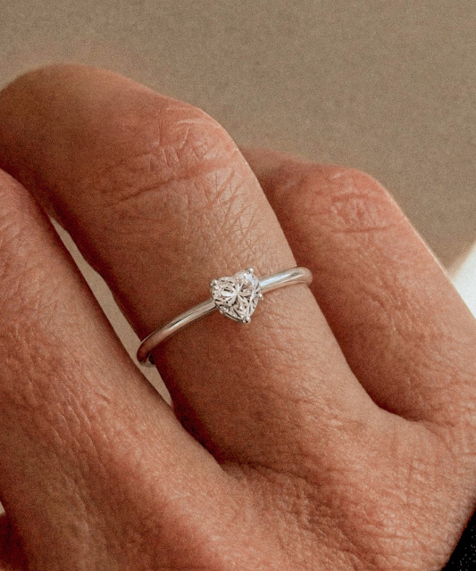 Hopeinen sormus moissaniitilla “Sydän” 0.8ct