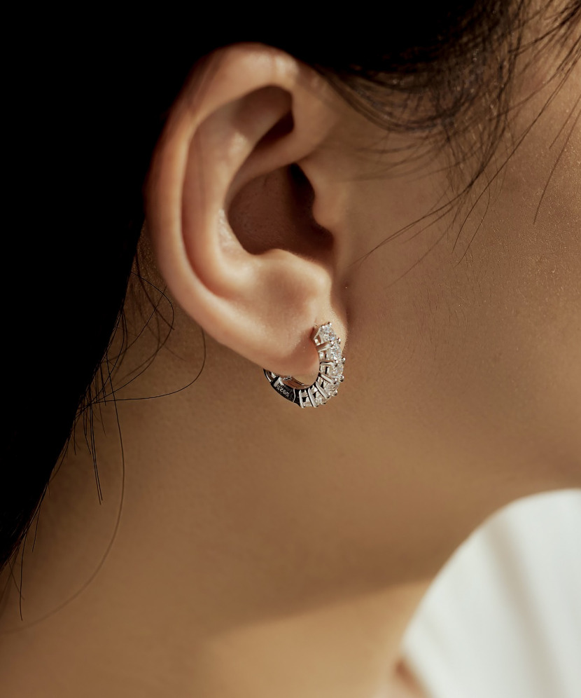 Hopeiset korvakorut moissaniiteilla 1.26ct