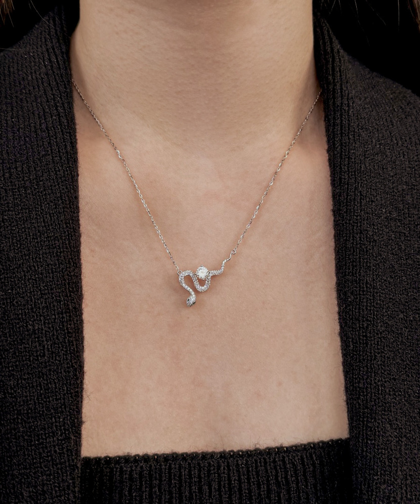 Hopeinen ketju moissaniittiriipuksella 0.5ct