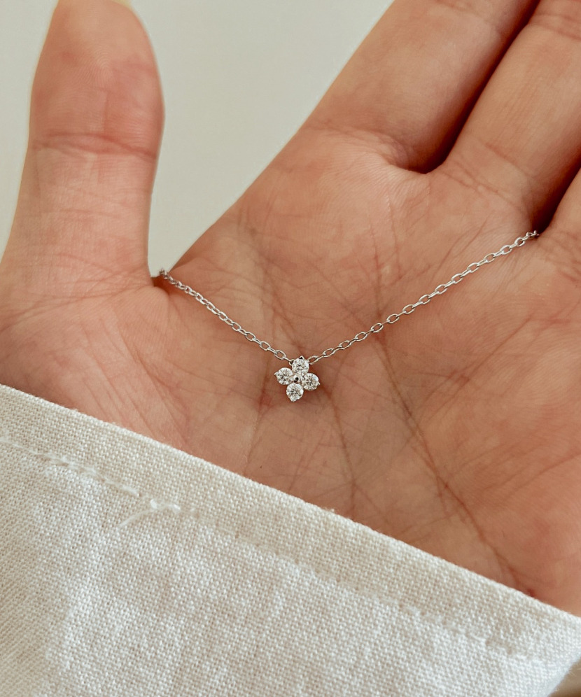 Hopeinen ketju moissaniittiriipuksella 0.18ct