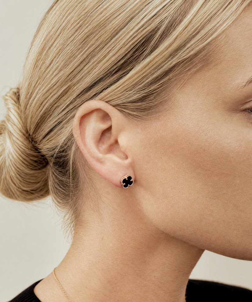 Gold earrings with onyx