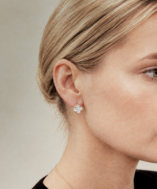 Gold earrings with nacre
