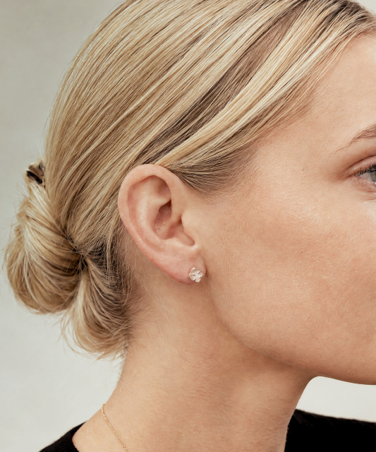 Gold earrings with nacre