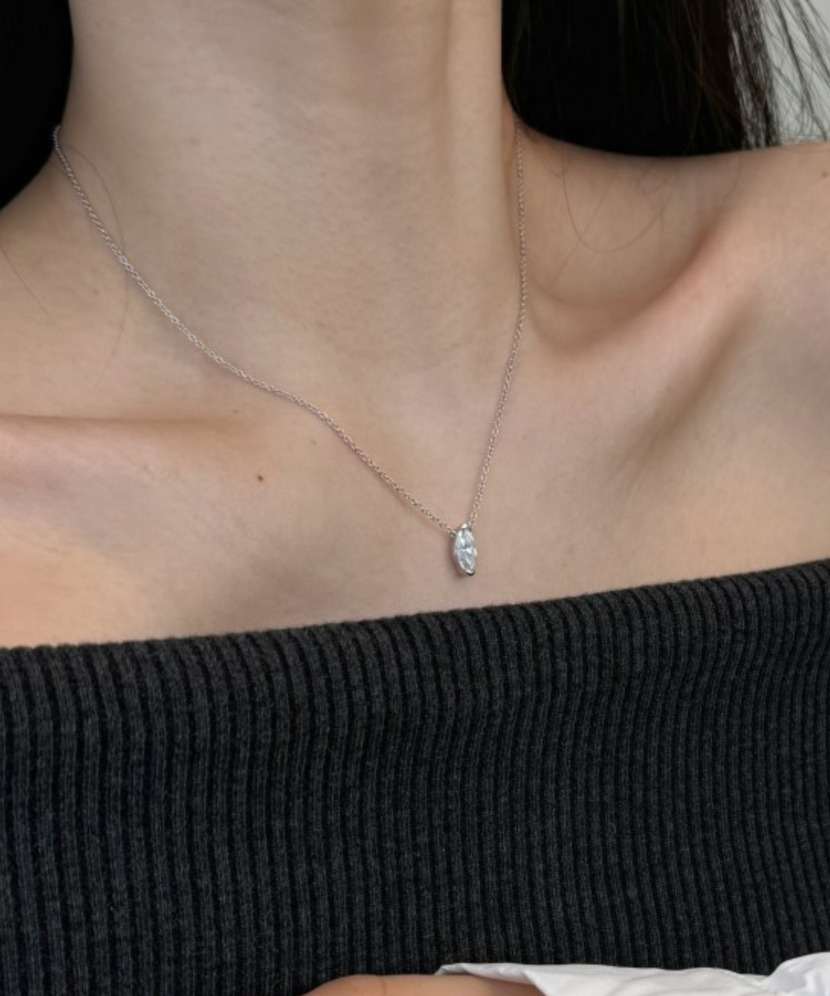 Silver chain with zircon pendant