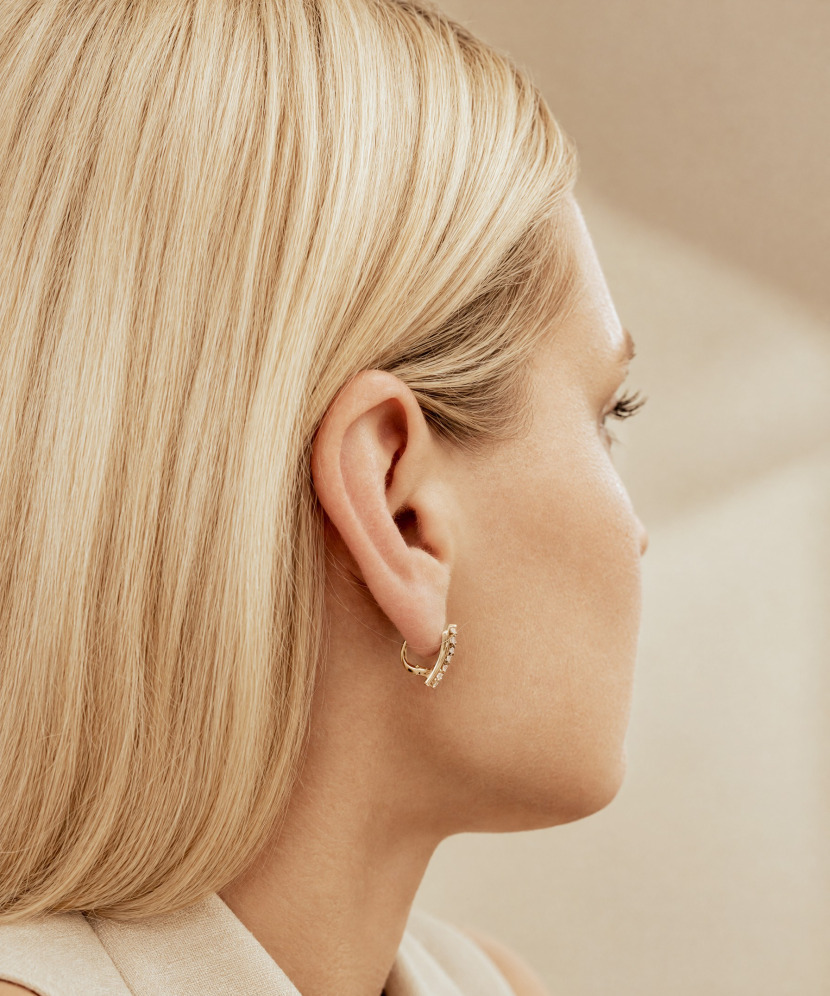 Gold earrings with zircons