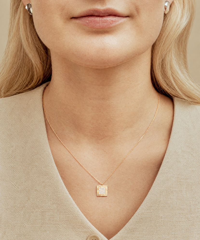 Gold chain with pendant