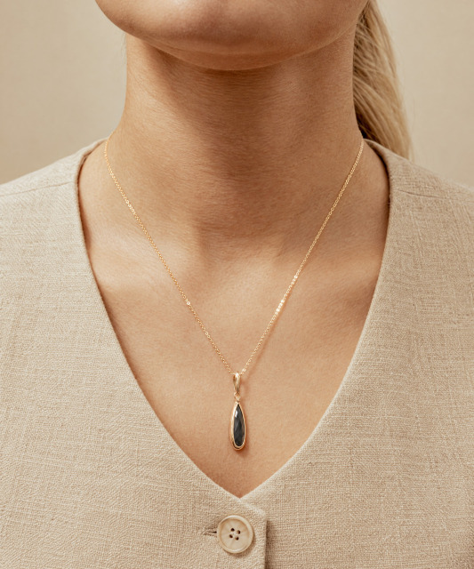 Gold pendant with black agate and diamond