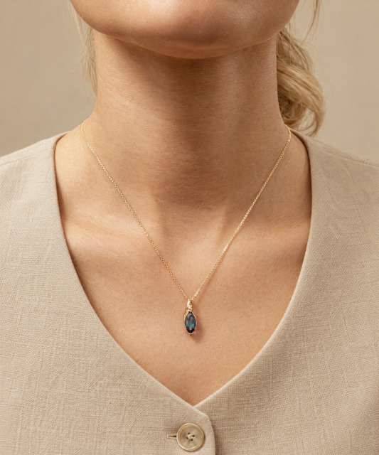 Gold pendant with London topaz and diamond