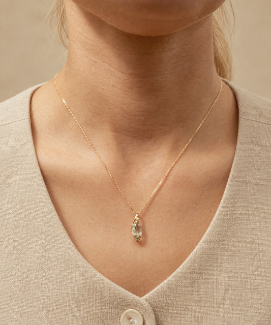 Gold pendant with green amethyst and diamond