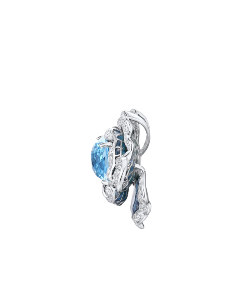 Silver pendant with cubic zirconia
