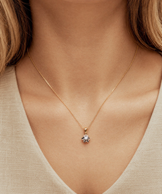 Gold pendant with diamond