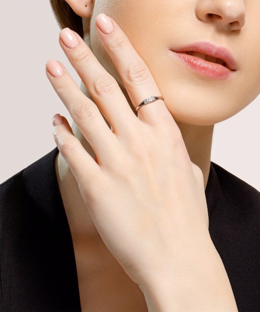 Sterling silver ring with zircons