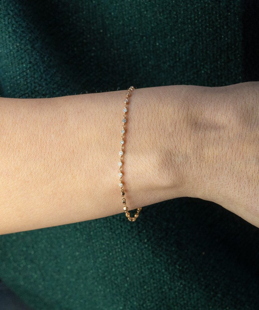 Gold bracelet with zircons