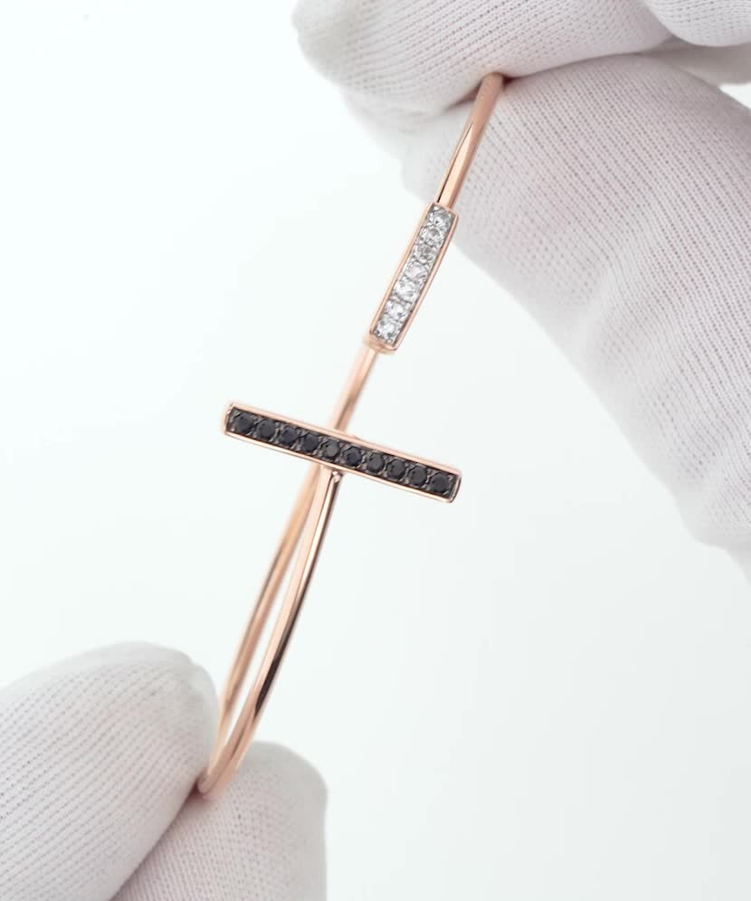 Gold bracelet with sapphires