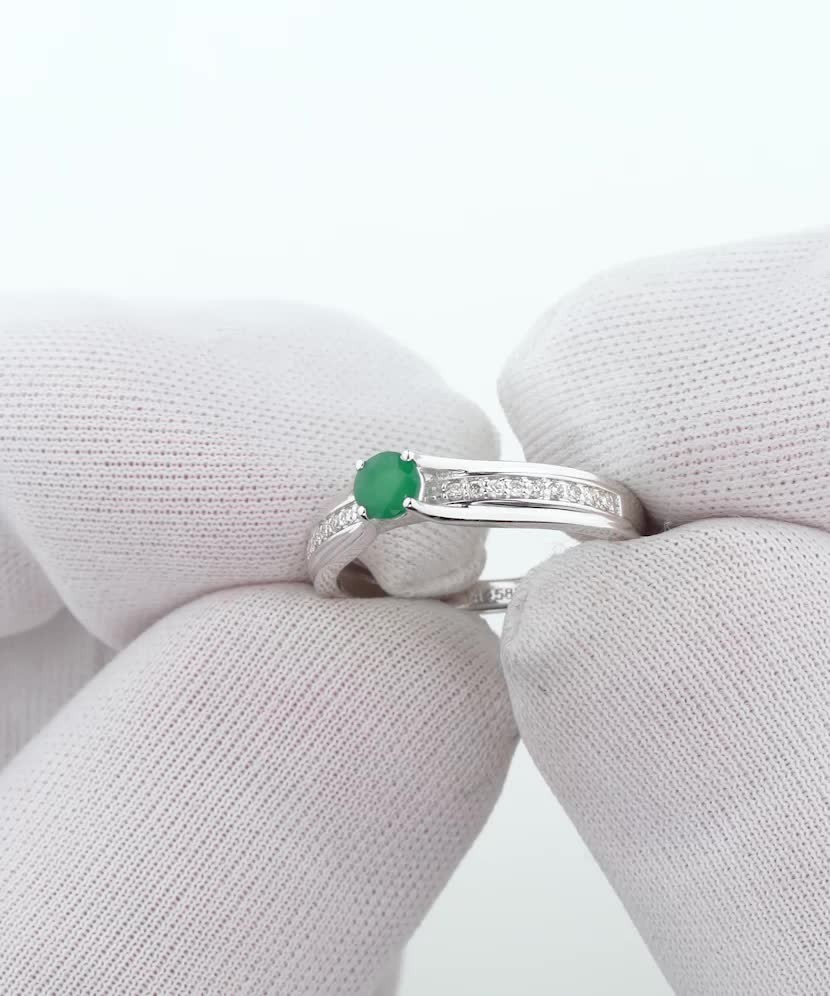 Valkokultainen sormus smaragdilla ja timanteilla