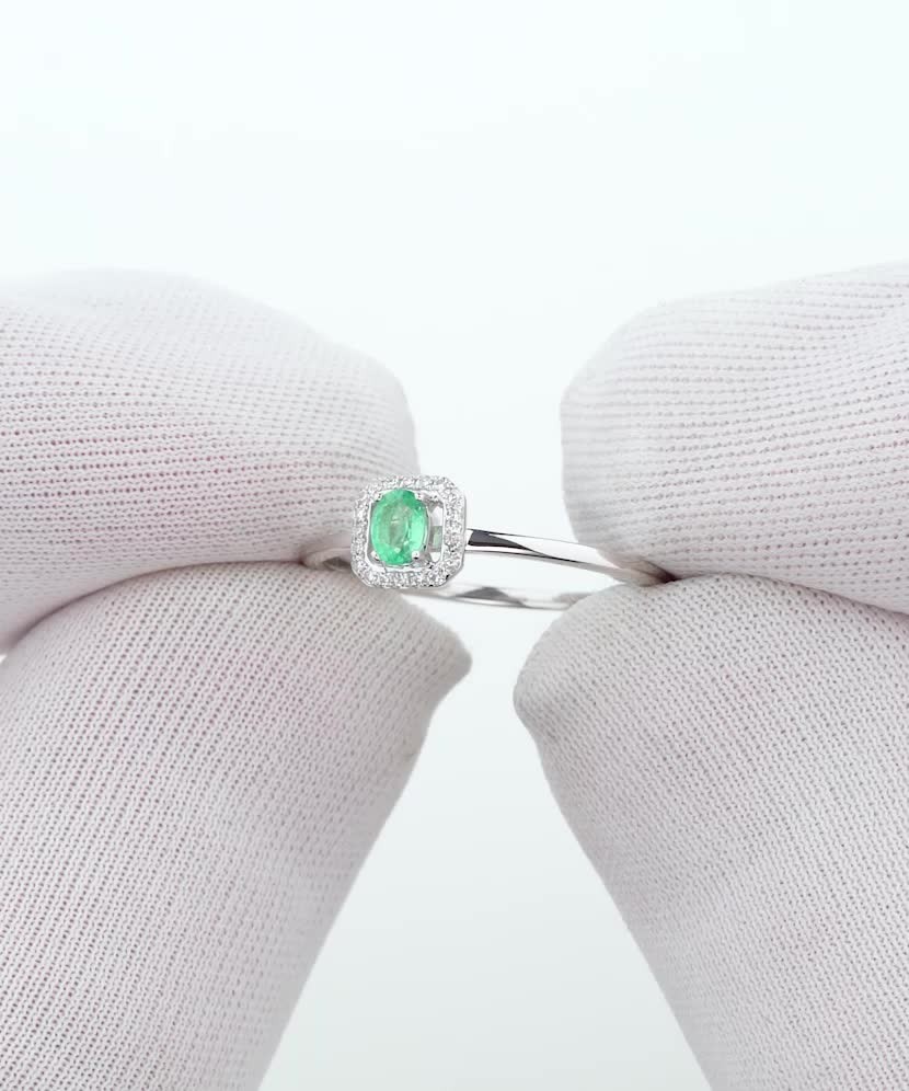 White gold ring with emerald and diamonds