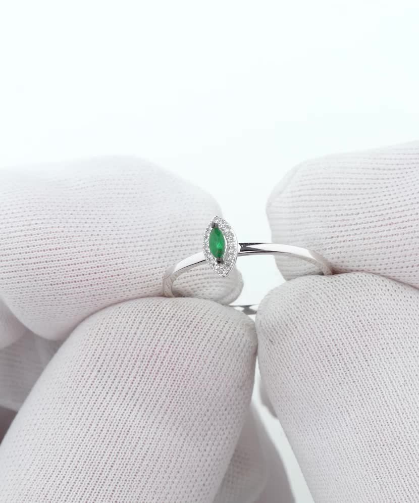 White gold ring with emerald and diamonds