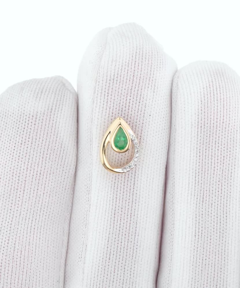 Yellow Gold pendant with emerald and diamonds