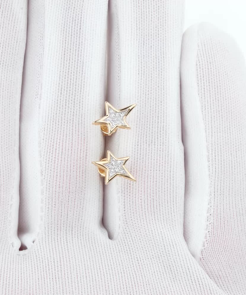 Keltaiset kultaiset korvakorut timanteilla