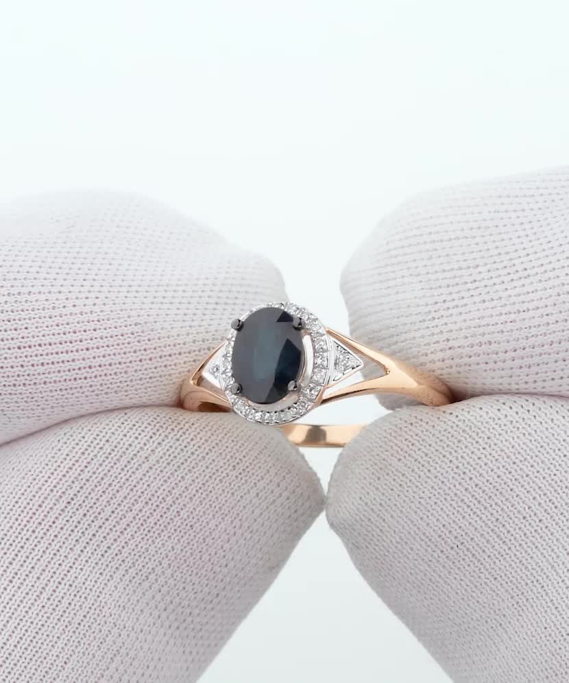 Kultasormus safiirilla ja timantteja