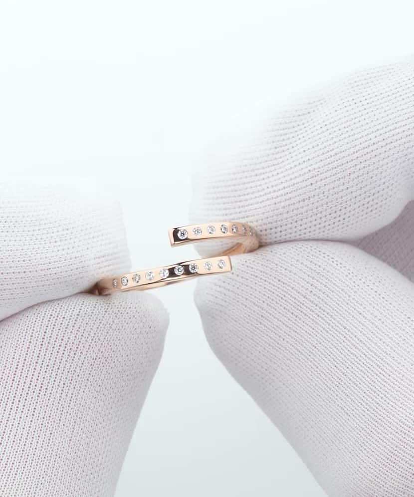 Gold ring with zircons