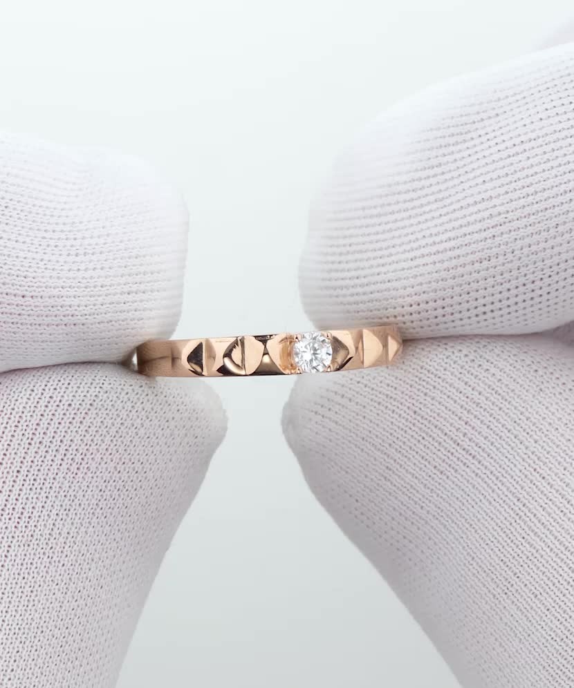 Gold ring with zirconium