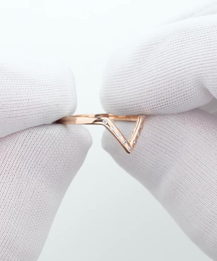 Gold ring with zircons