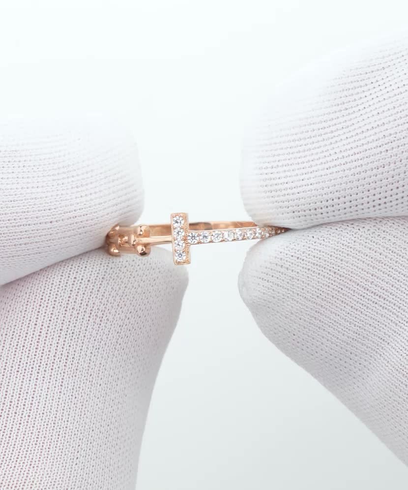 Gold ring with zircons