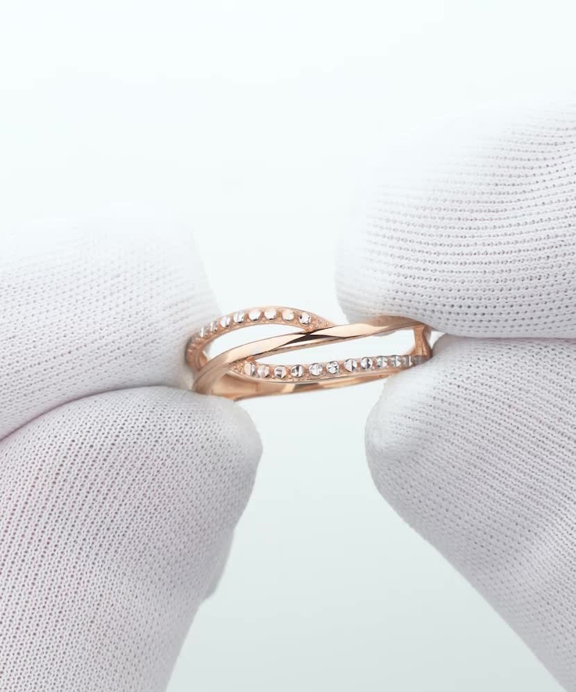 Gold ring with zircons