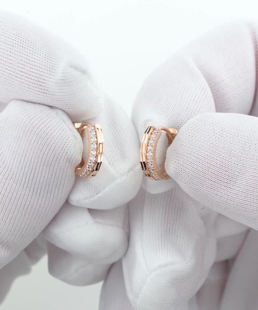 Kultaiset korvakorut zirkoneilla