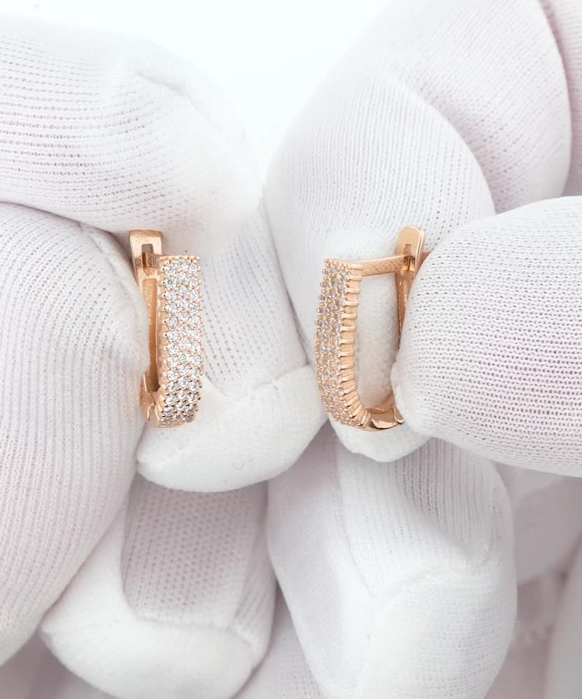 Kultaiset korvakorut zirkoneilla