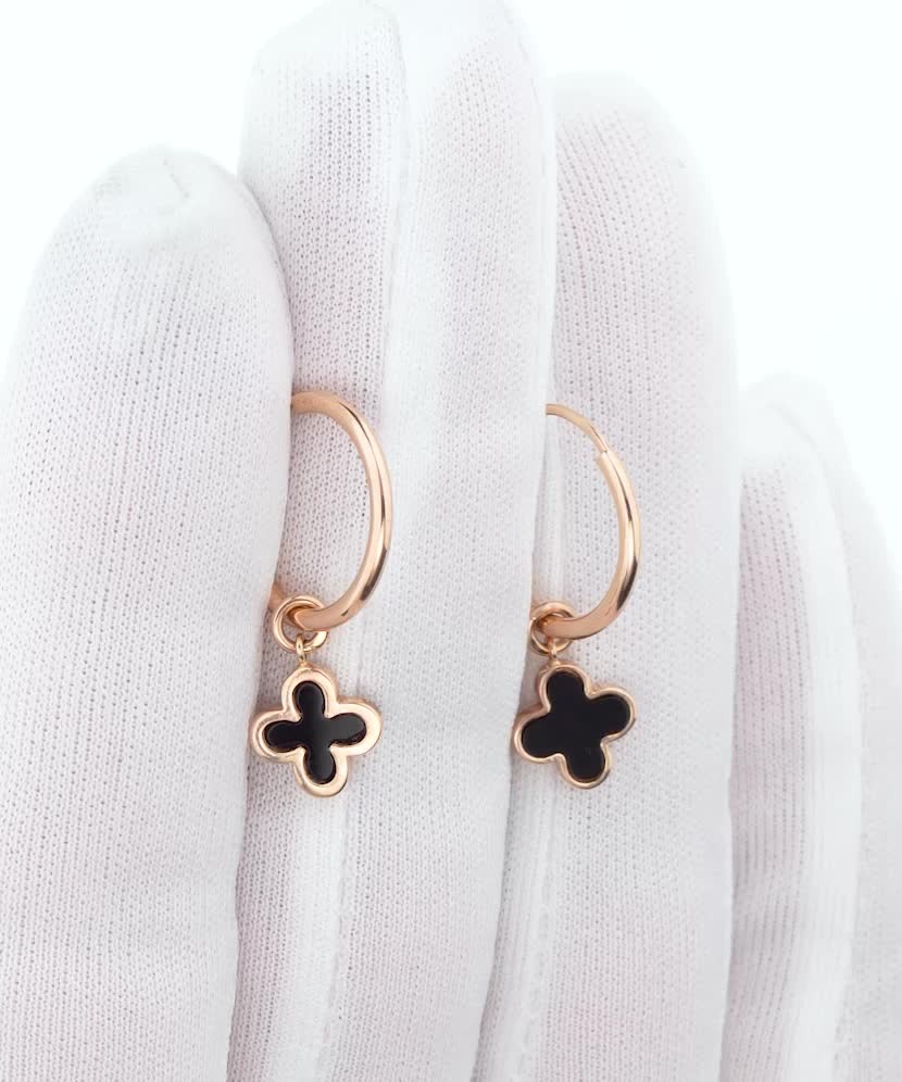 Gold earrings with onyx
