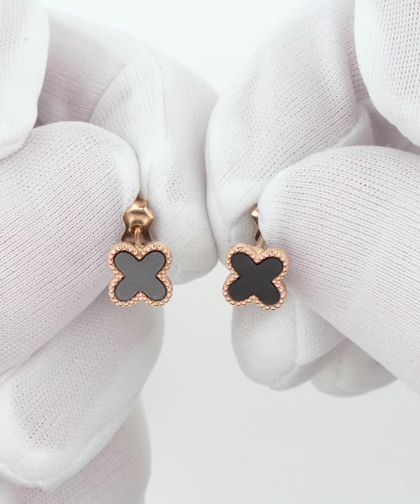 Kultaiset korvakorut onyxilla