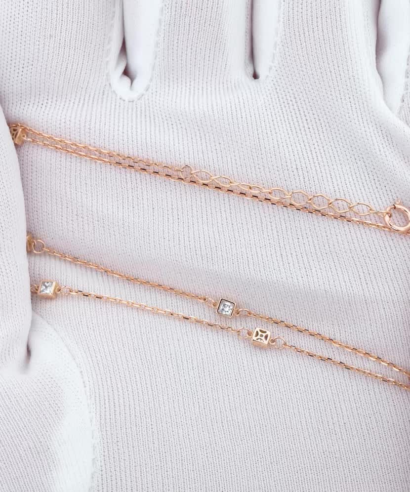 Gold chain with zirconium pendant